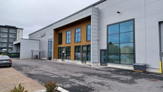 Keski-Suomen hyvinvointialueen logistiikkakeskuksen julkisivu.