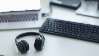 Kuulokkeet, näppäimistö ja kannettava tietokone