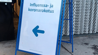 Influenssa- ja koronarokotusten kyltti Sairaala Novan edustalla