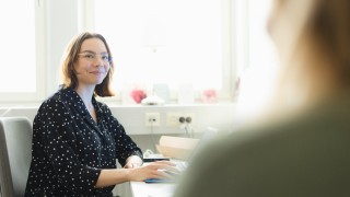 Asiakas sote-ammattilaisen vastaanotolla.