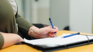 Keski-Suomen hyvinvointialueelta lakkaamassa 330 tehtävää