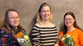 Kolme naista, joista kahdella kukkakimput. Kuva: Jyväskylän kaupunki