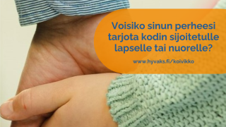 Lapsen ja aikuisen kädet käsi kädessä.