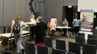 Opinnäytetöitä esittelevä Oppari-tori Sairaala Novassa.