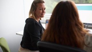 Ihmisiä asioimassa verkkopalveluissa ikkunan äärellä.