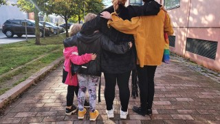 Ihmisiä ryhmässä kadulla.