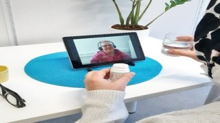 Asiakasta ohjataan lääkkeen otossa etätuen tablettti-tietokoneelta