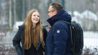 Nuori ja aikuinen ulkoilevat talvisäässä.