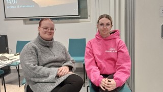 Sairaanhoitajaopiskelijat Riina ja Saga istuvat kokoushuoneessa.