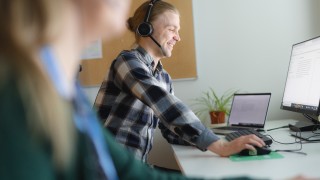 Ammattilainen työskentelee puhelinpalvelussa