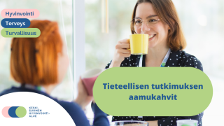 Kaksi naista keskustelevat kahvien parissa.