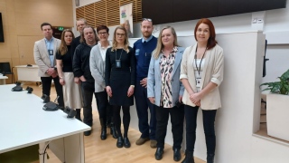 Ankkuritoiminnan mediatilaisuuteen osallistui edustajia Keski-Suomen hyvinvointialueelta, Sisä-Suomen poliisista ja Jyväskylän kaupungilta.