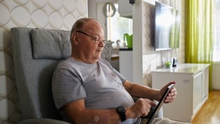 Ihminen selaa tablettia.