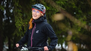 Nainen pyöräilemässä.