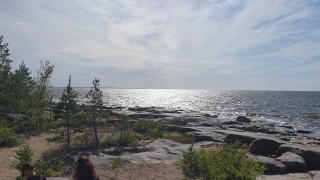 Kaunis kallioinen merimaisema.