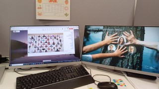 Teams-kokouksessa tutustumispäivän osallistujat näkyvät luentosalimaisessa näkymässä omilla penkeillään.