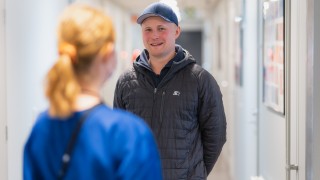 Tyytyväinen asiakas suunterveydenhuollon palveluissa Keski-Suomen hyvinvointialueella.