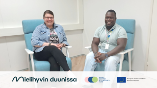 Kaksi iloista ihmistä nojatuoleissa.