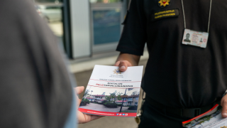 Palotarkastaja ojentaa itsearviointiopasta 