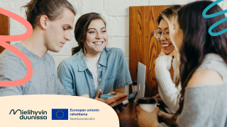 Nuoria ihmisiä keskustelemassa iloisesti yhdessä.