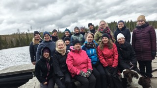 Kotoutumista tukevien sosiaalipalveluiden tiimi on kokoontunut syyssäällä laiturinnokkaan yhteiskuvaan. Käynnissä on työhyvinvointipäivän retki.