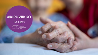 Kaksi ikääntynyttä nojaa toisiinsa pöydän ääressä, kädet kuvan etualalla ristissä pöydällä. Violetissa ympyrässä kipuviikon tunnus '#KIPUVIIKKO 1.–7.9.2025'.