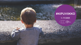 Lapsi seisoo selin ja katselee muurin takaa joelle. Violetissa ympyrässä kipuviikon tunnus '#KIPUVIIKKO 1.–7.9.2025'. 
