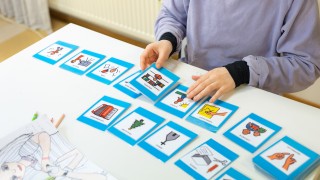 Henkilö tutkii kuvia.