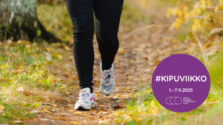 Nainen kävelemässä syksyisellä polulla, kuva rajattu jalkoihin. Violetissa ympyrässä kipuviikon tunnus '#KIPUVIIKKO 1.–7.9.2025'. 
