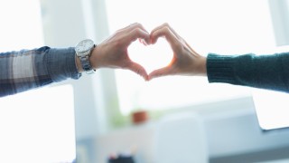 Kahden käden muodostama sydän.