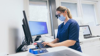 Keski-Suomen hyvinvointialueen ammattilainen työssään.