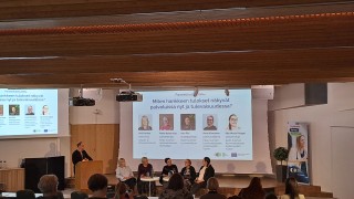 Paneelikeskustelutilanne seminaarissa.