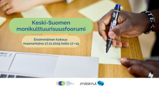 Käsi kirjoittamassa muistilapulle. Teksti: 'Keski-Suomen monikulttuurisuusfoorumi. Ensimmäinen kokous maanantaina 17.11.2025 kello 17-19.'
