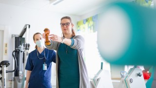 Keski-Suomen hyvinvointialueen fysioterapeutti ohjaa asiakasta.