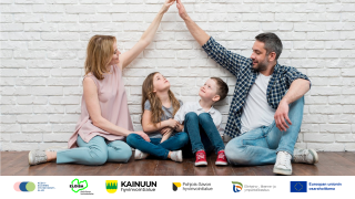 Vanhemmat muodostavat käsillään katon kahden lapsen päälle.