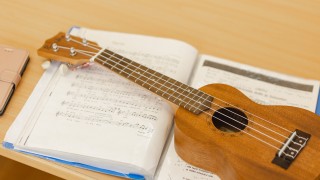 Soitin nuottikirjan päällä.