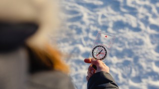 Kompassi henkilön kädessä