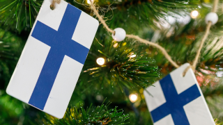 Suomen lippu -joulukoristeita puussa.