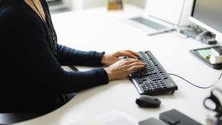 Ammattilainen työskentelee tietokoneella.