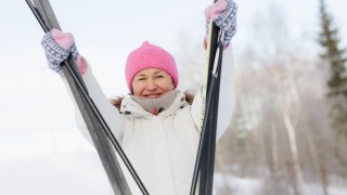 Nainen hiihtolenkin jälkeen talvisessa säässä.