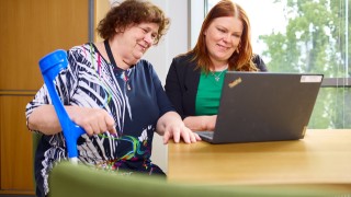 Keski-Suomen hyvinvointialueen ammattilainen palvelee asiakasta.