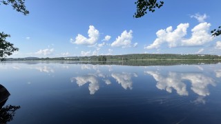 Keskisuomalainen järvimaisema kesällä.