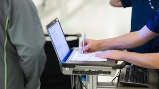 Keski-Suomen hyvinvointialueen ammattilainen palvelee potilasta. 