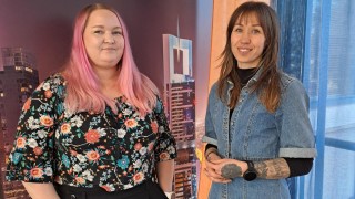 Kaksi naista seisoo vieretysten katsoen kameraan.