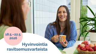 Naiset pöydän ääressä juomassa kahvia ja katsovat toisiaan.
