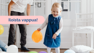 Lapsi leikkii värikkäillä ilmapalloilla olohuoneessa.
