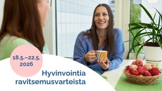 Naiset pöydän ääressä juomassa kahvia ja katsovat toisiaan.