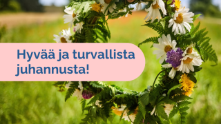 Keskikesäinen kukkaseppele peltotomaisema taustalla.