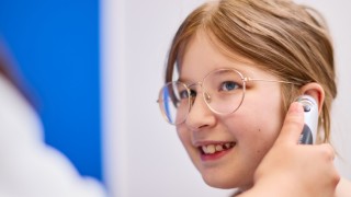Tyytyväinen lapsi Keski-Suomen hyvinvointialueen palveluissa