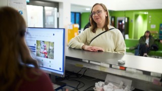 Asiakas asioi Keski-Suomen hyvinvointialueen palveluissa.